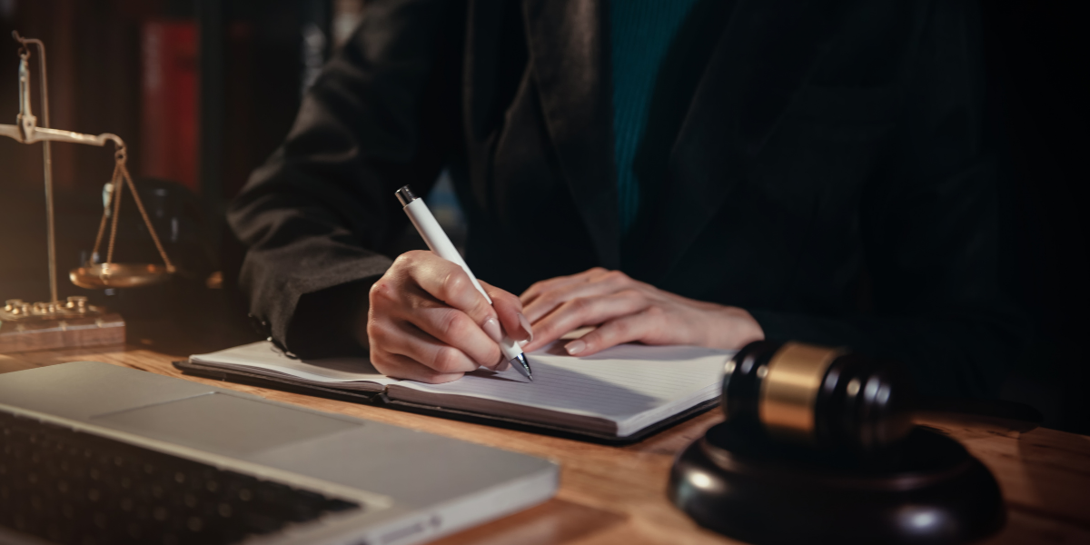 What a Contract Lawyer Can Do For You